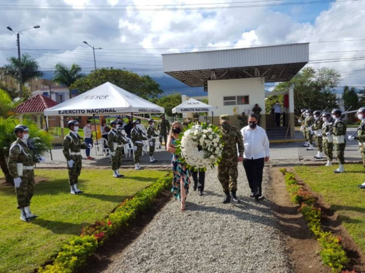 Con ofrenda floral se rindió honor a los héroes de la nación en Armenia