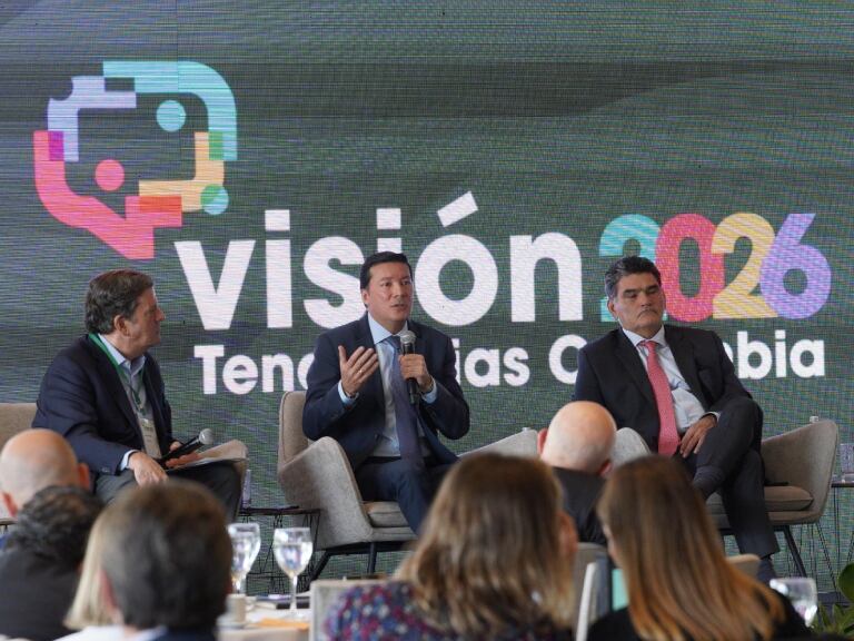 Hernán Penagos y Gregorio Eljach,  en conversación con Roberto Pombo.