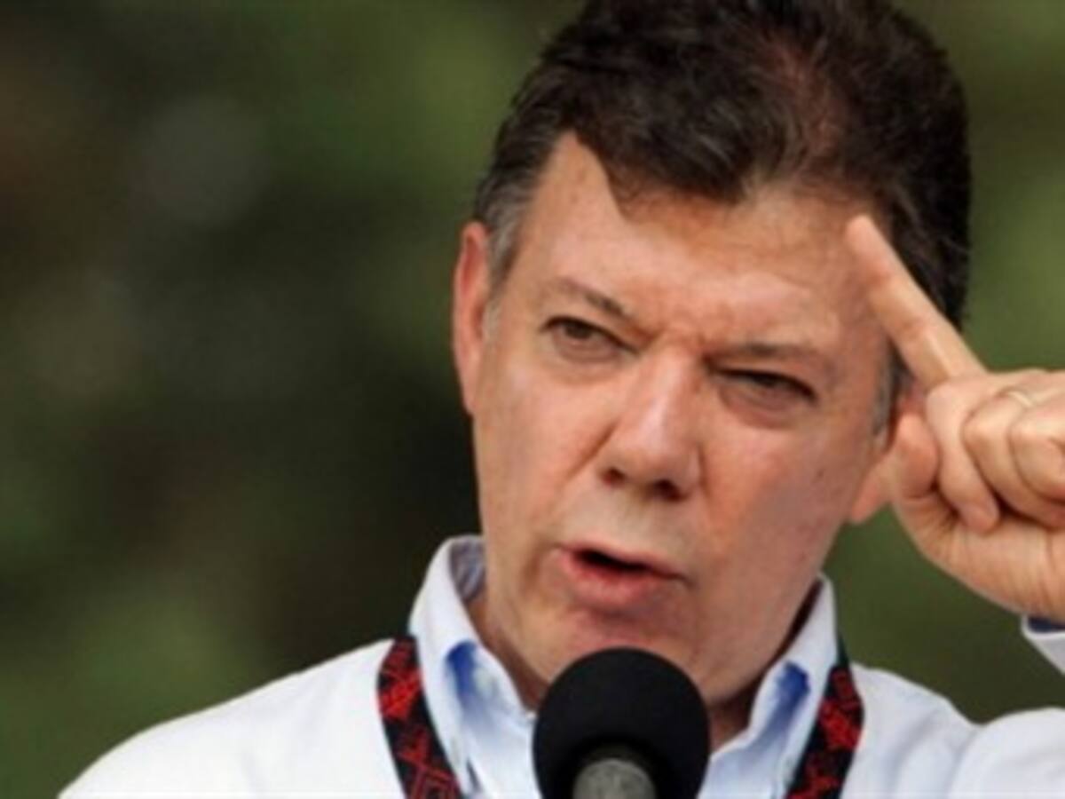 "La dignidad de los expresidentes no se defiende con gritos ni insultos": Santos
