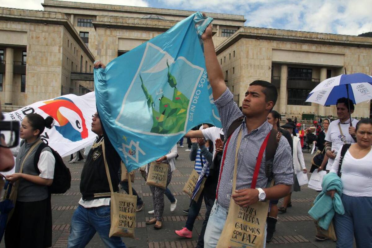 Concluyó en la Plaza de Bolívar la caminata que llevaba el lema "Con los pies en la tierra ganemos por la paz".