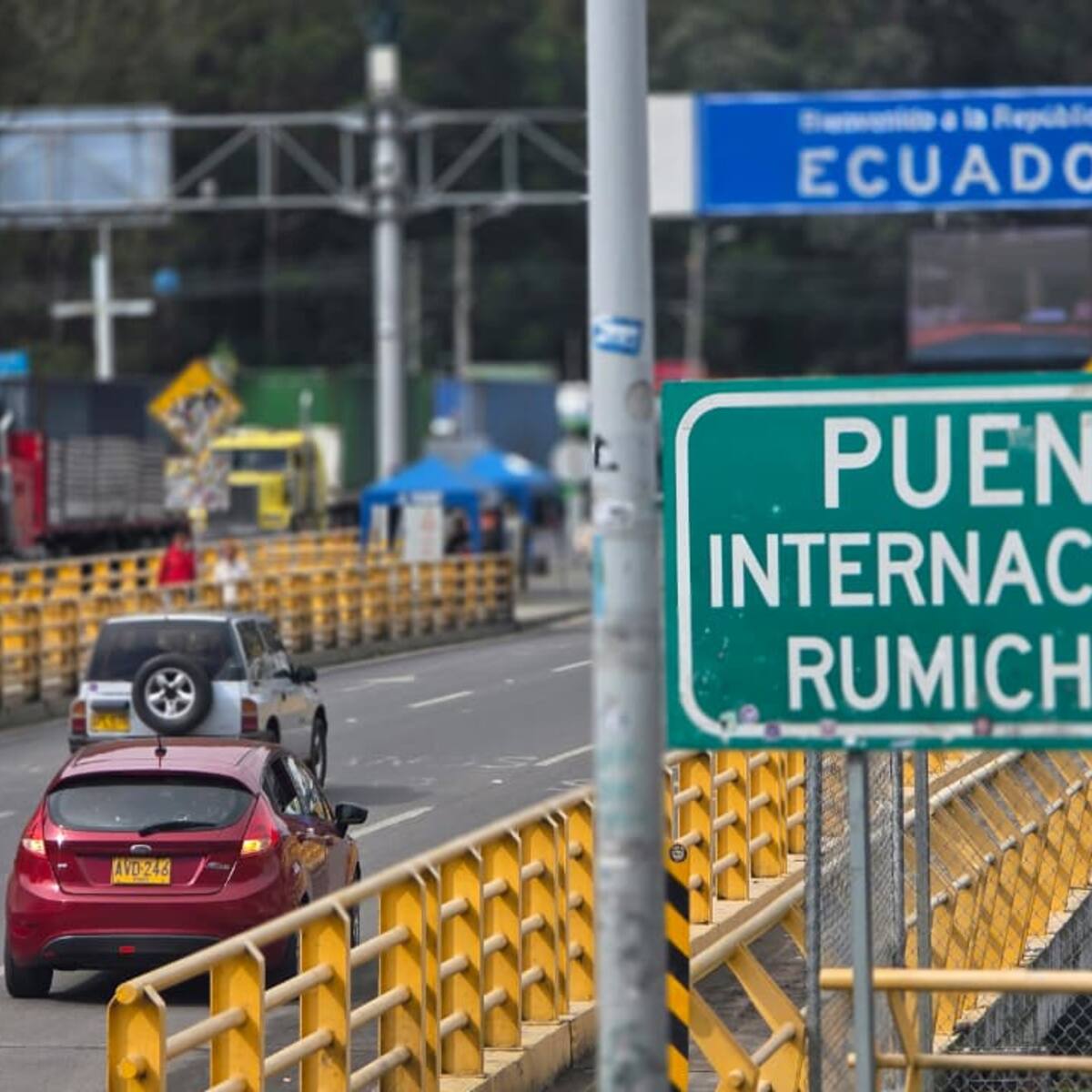 Camiones se acumulan en frontera Colombia-Ecuador antes de entrada en vigor de aranceles