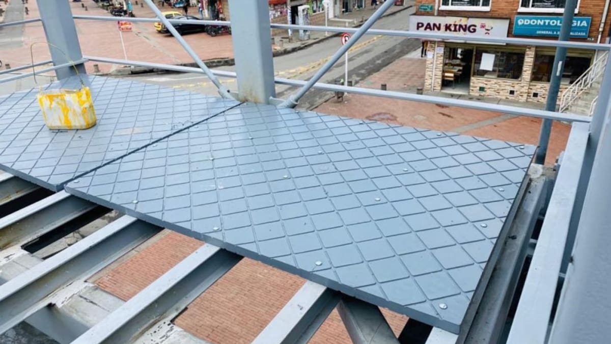 IDU cambiará pisos de aluminio por polipropileno para combatir el hurto en puentes