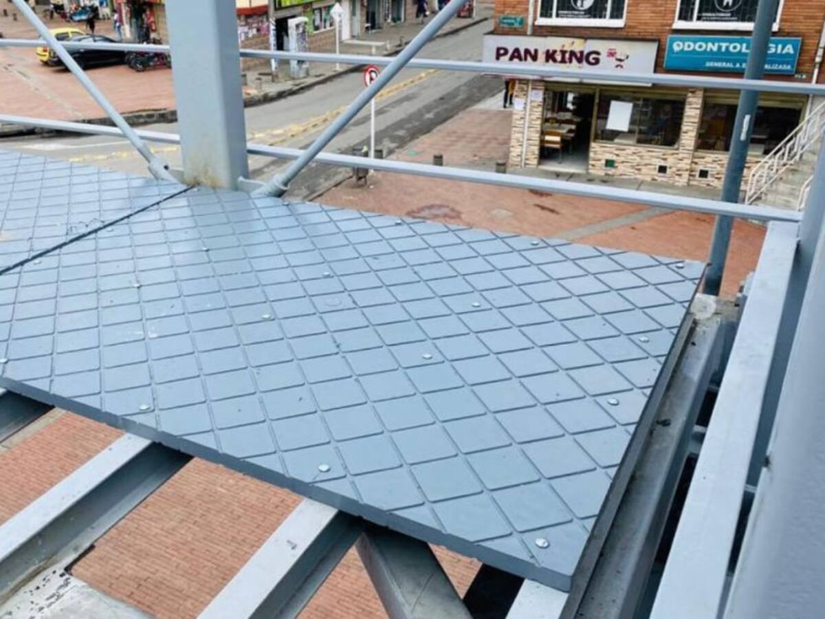 Láminas robadas en puentes serán remplazadas por material sintético