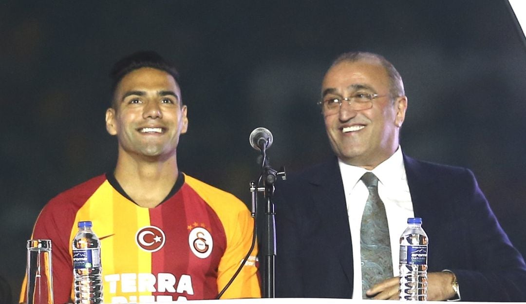 Falcao junto al vicepresidente, Abdurrahim Albayrak, el día de su presentación con el Galatasaray.