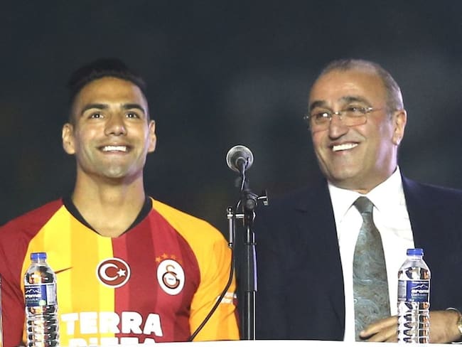 Falcao junto al vicepresidente, Abdurrahim Albayrak, el día de su presentación con el Galatasaray.