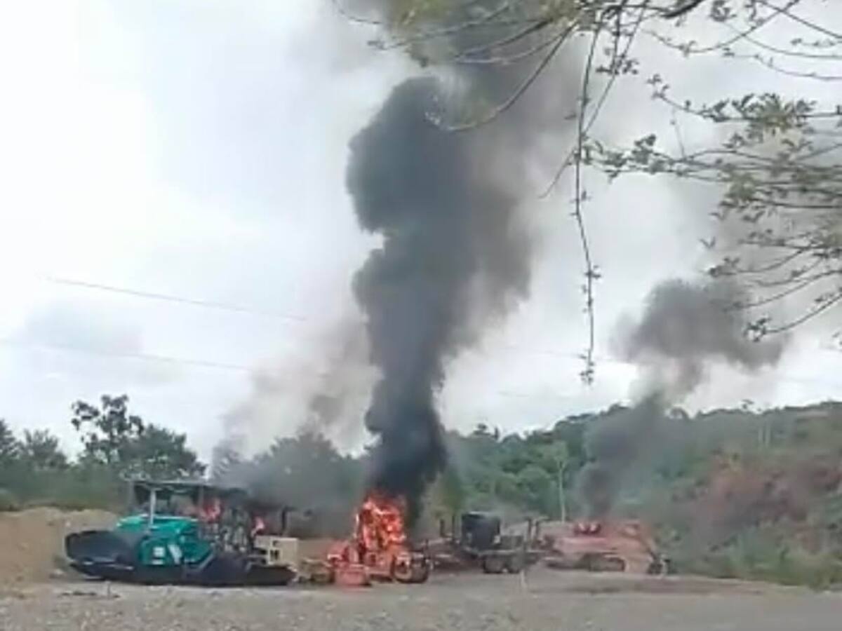 Encapuchados quemaron seis máquinas del Invías en Cáceres, Antioquia