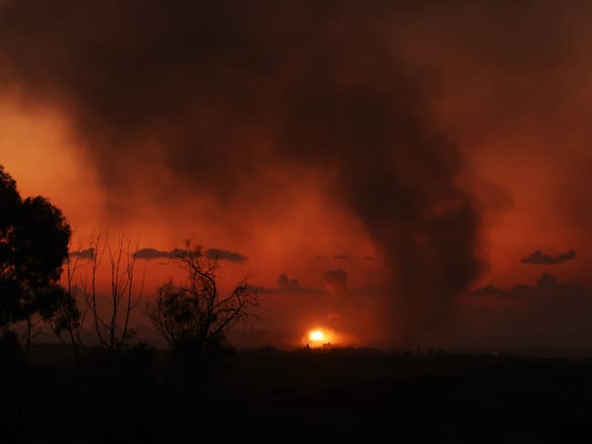 Sderot (Israel), 15/11/2023.- Una explosión y nubes de humo tras un ataque aéreo en la parte norte de la Franja de Gaza, visto desde Sderot, sur de Israel, este miercoles. Más de 11.100 palestinos y al menos 1.200 israelíes han resultado muertos, según las Fuerzas de Defensa de Israel (FDI) y la autoridad sanitaria palestina.- EFE/EPA/ATEF SAFADI