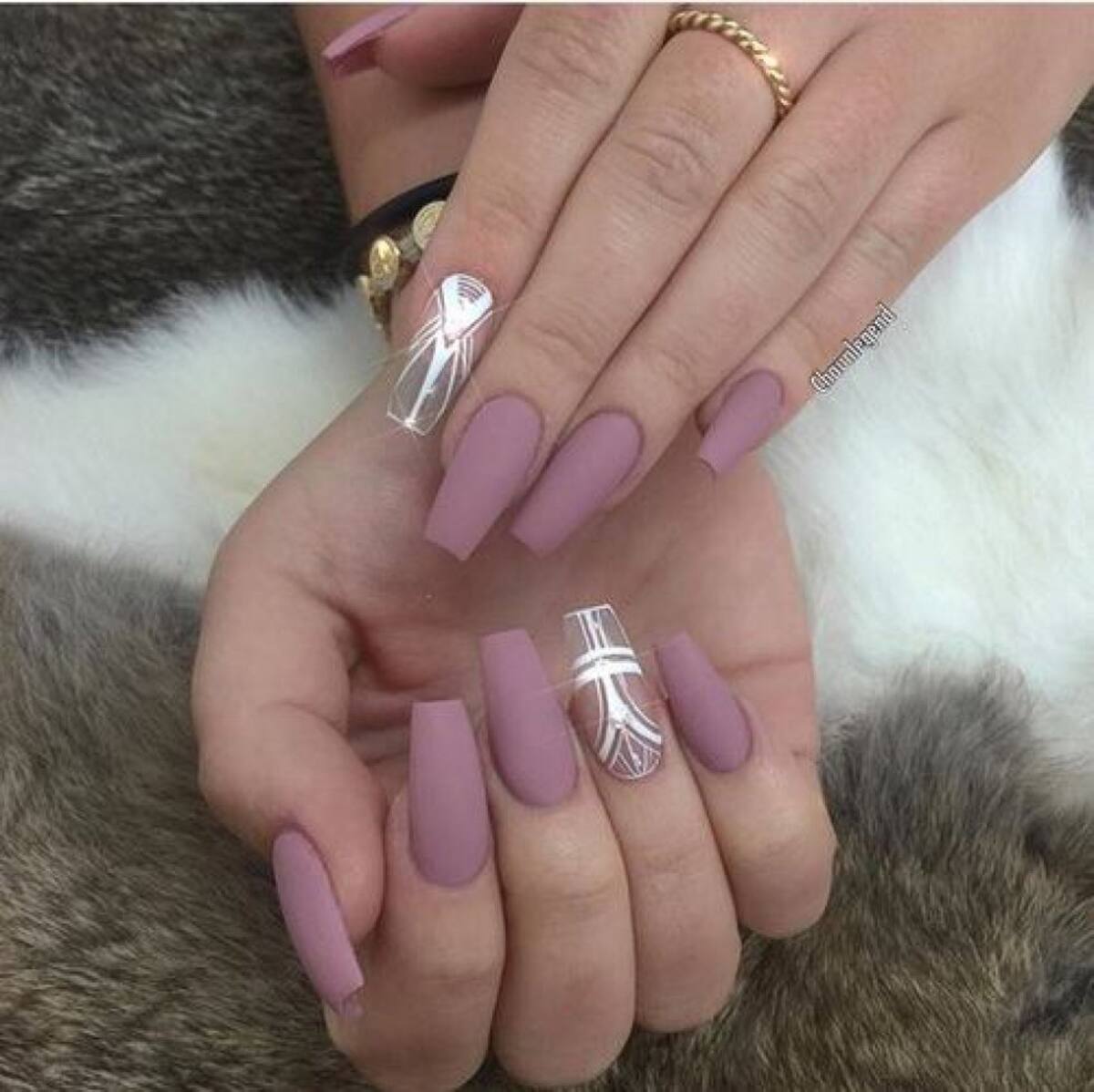 ya el producto seco en la uña el gel se endurece para que sea limada y diseñarla al gusto de la persona. 