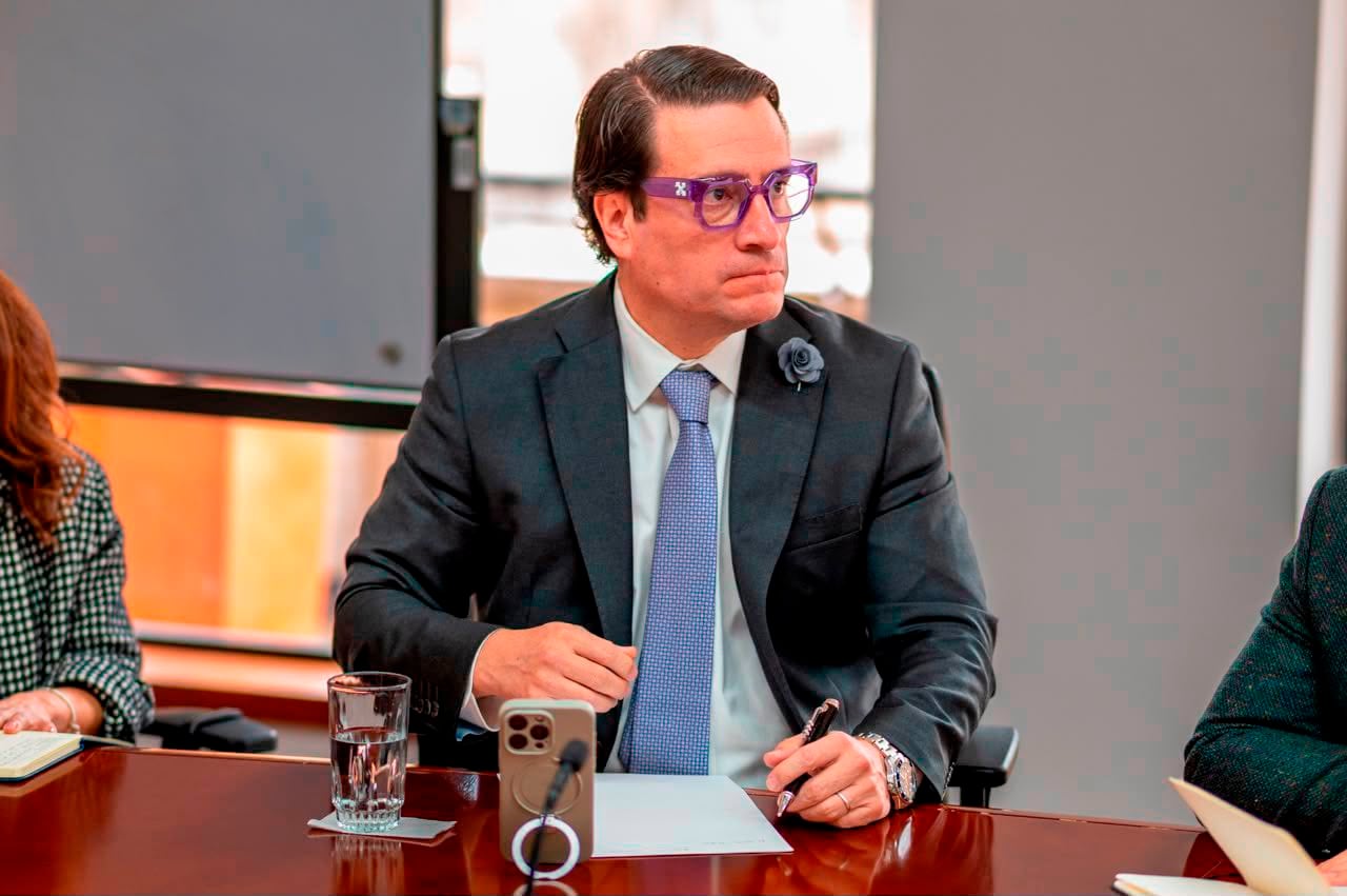El ministro de Justicia y del Derecho, Iván Cancino, se reunió con la ministra de las TIC, Alexandra Falla, y representantes de empresas como Claro, WOM y otros operadores móviles. Foto: MinJusticia.