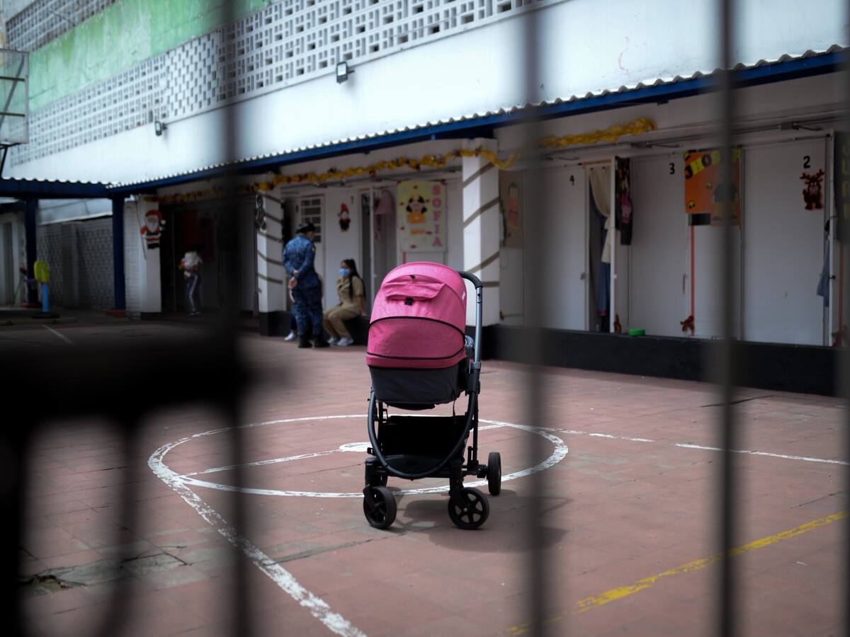 Ser madre tras las rejas: la dura realidad de mujeres que crían a sus hijos en cárceles de Colombia