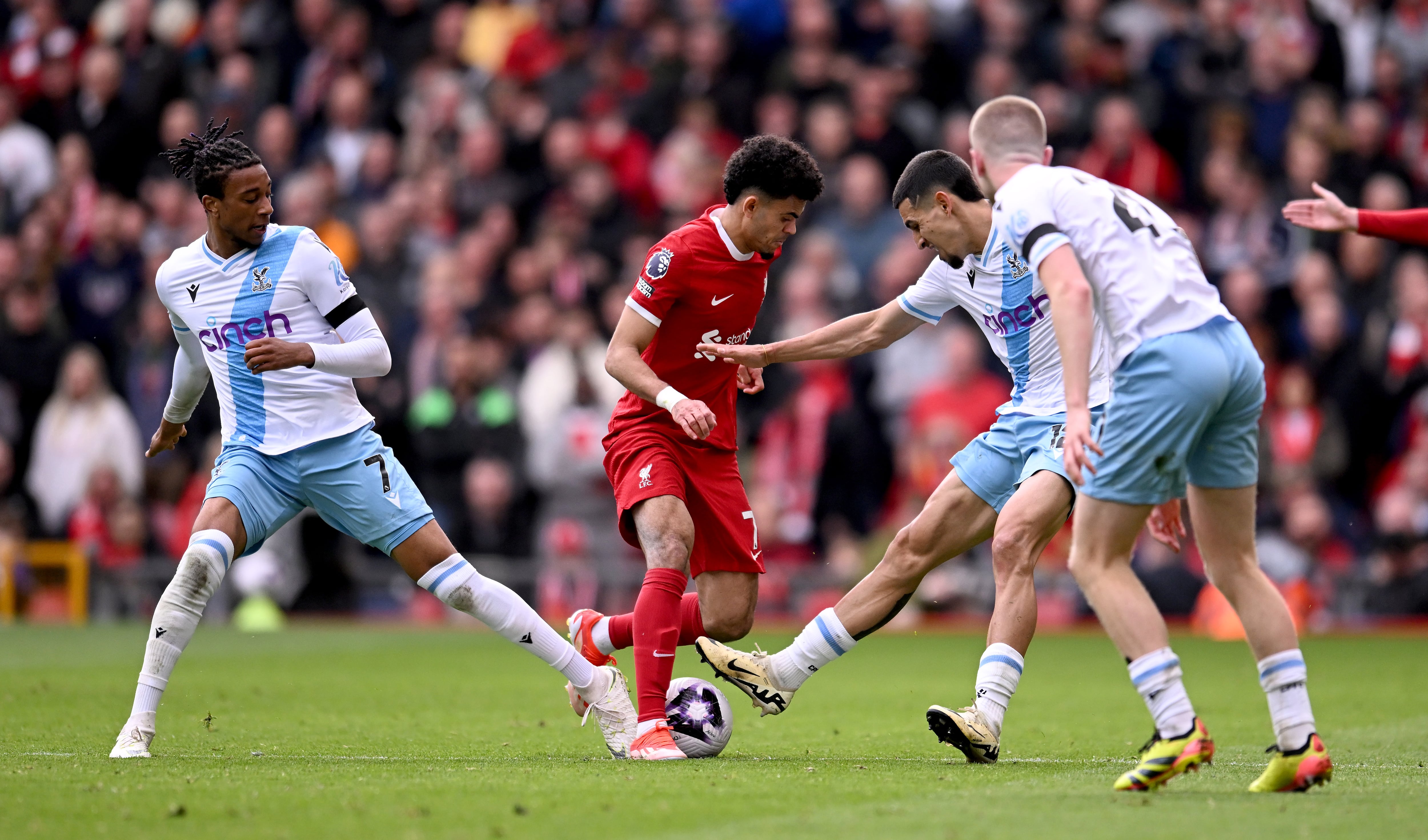 Luis Díaz disputa un balón con Daniel Muñoz. (Photo by Andrew Powell/Liverpool FC via Getty Images)
