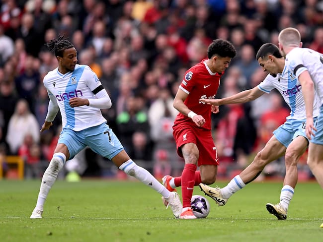 Luis Díaz disputa un balón con Daniel Muñoz. (Photo by Andrew Powell/Liverpool FC via Getty Images)