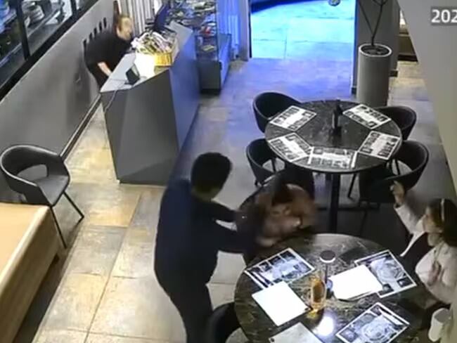 Atraco en restaurante al norte de Armenia. Foto Cortesía Cámaras de Seguridad