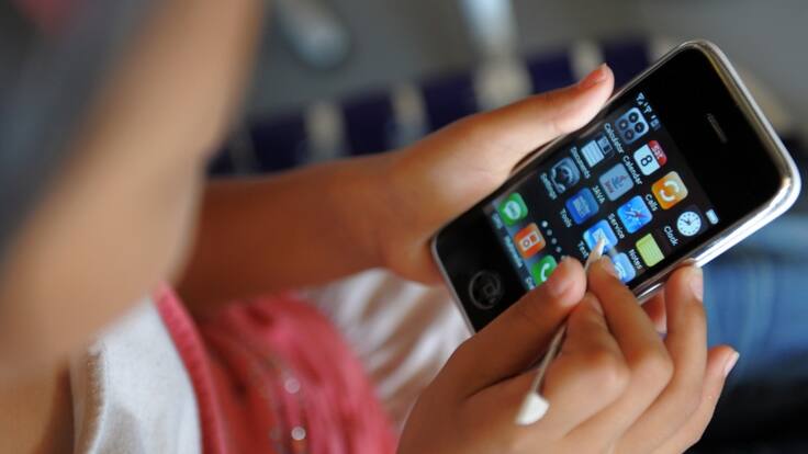 ¿Debe limitarse el uso de celulares en los colegios?