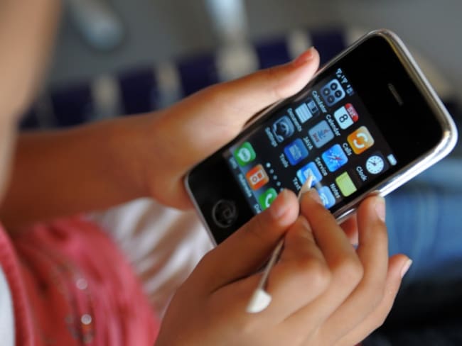 ¿Debe limitarse el uso de celulares en los colegios?