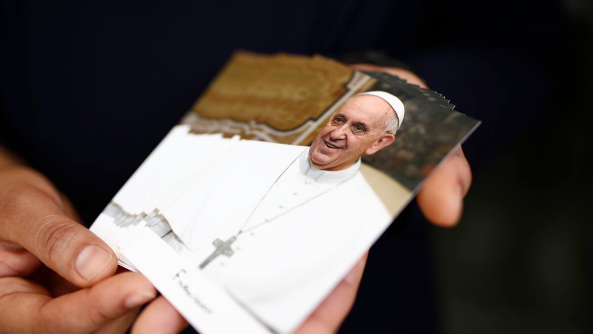 “Estoy desmoralizada por su muerte”: primera mujer trans que estrechó mano del papa Francisco
