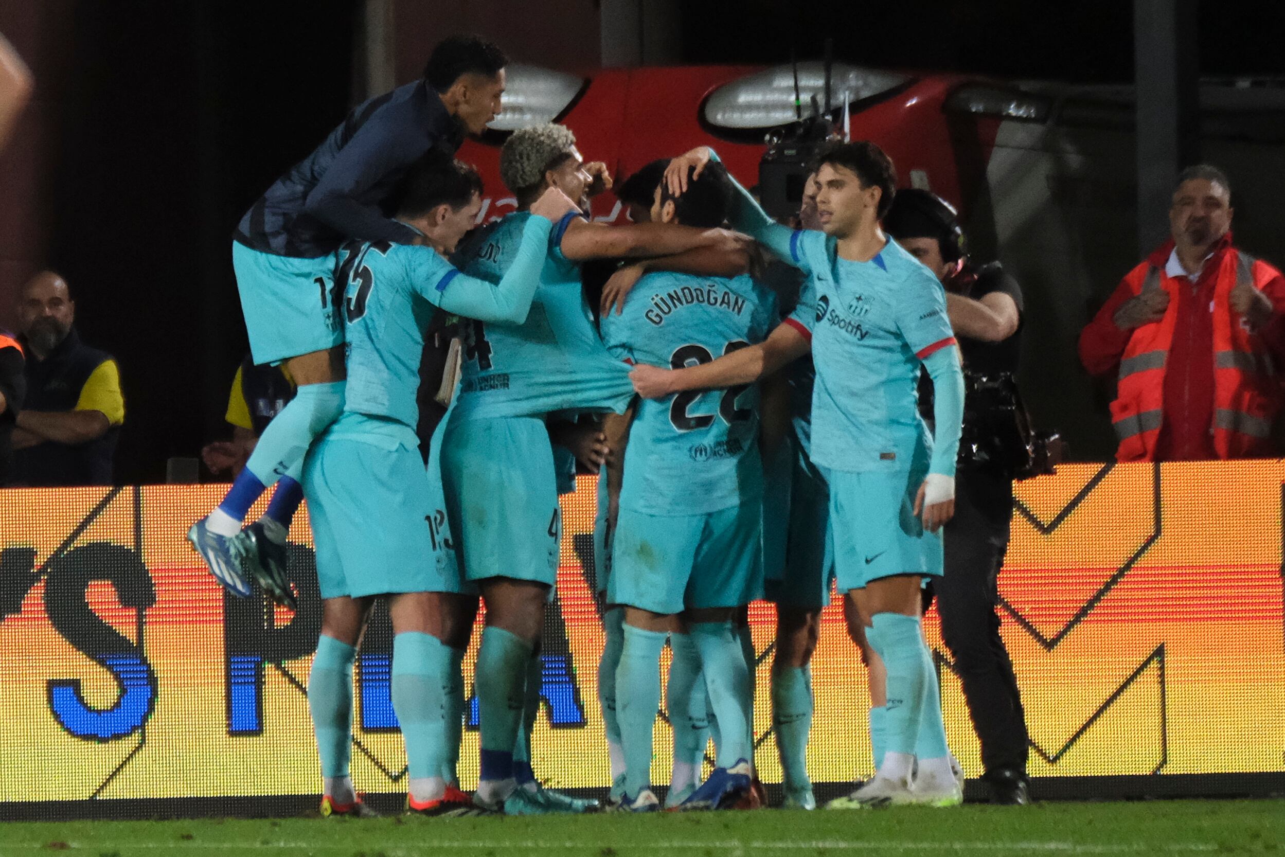 F.C. Barcelona celebrando el 1-2 frente a Las Palmas. EFE/ Ángel Medina G.