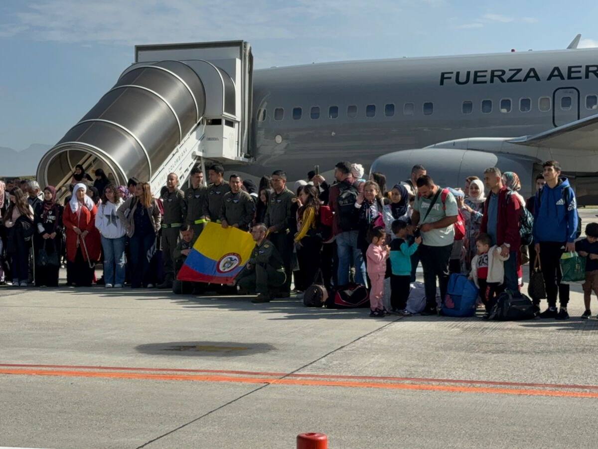 Aterriza en Bogotá avión de la Fuerza Aérea con 117 colombianos evacuados del Líbano