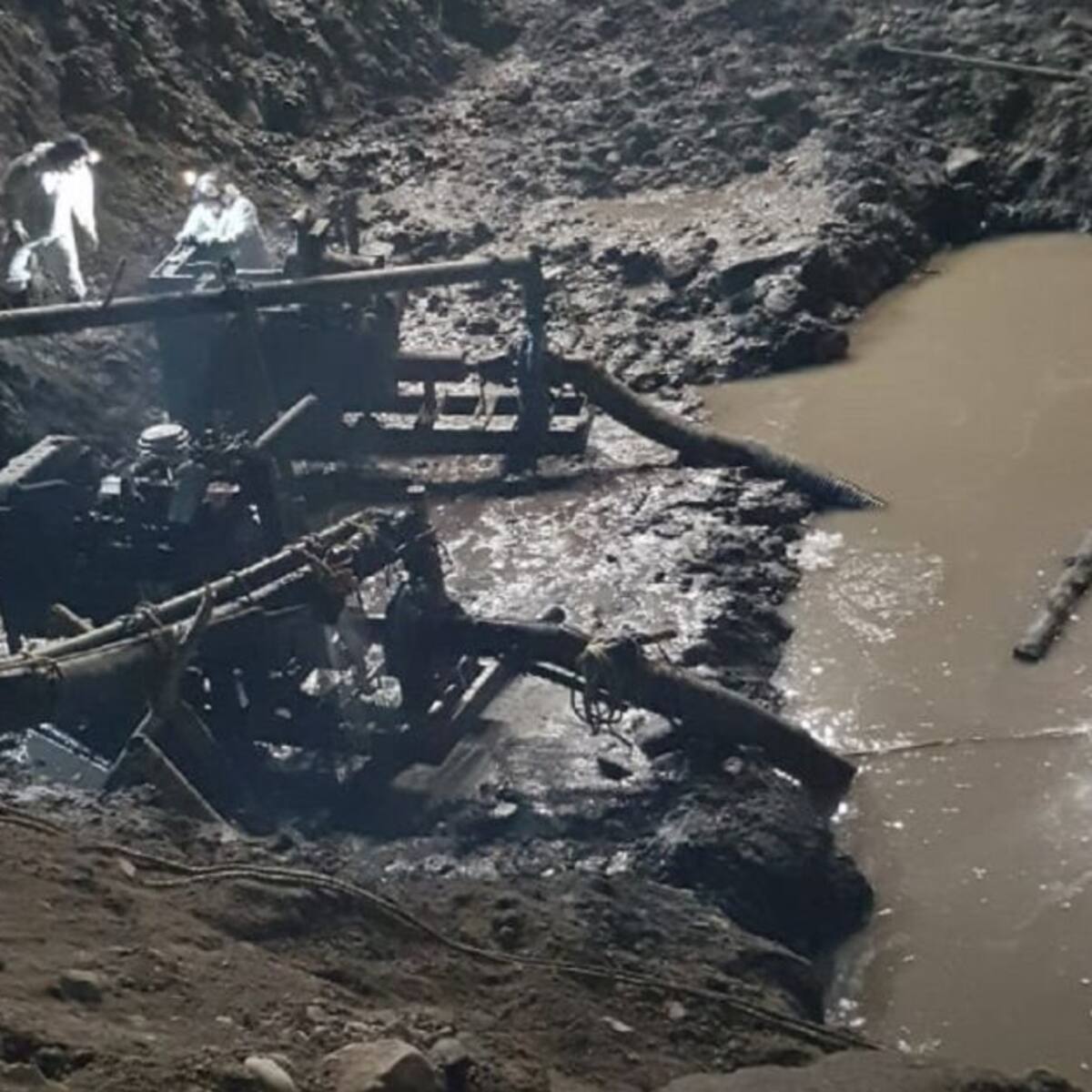 Se busca el lugar de la filtración de agua a la mina