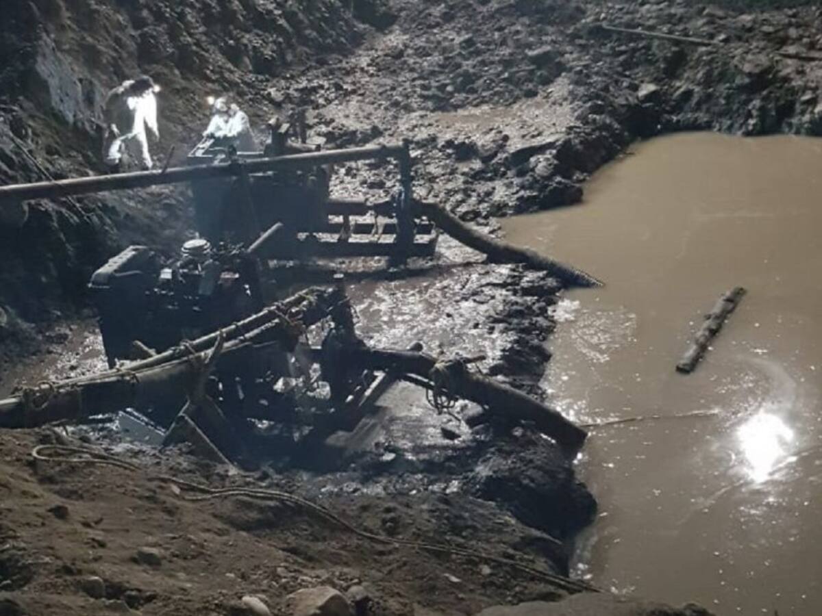 Se busca el lugar de la filtración de agua a la mina