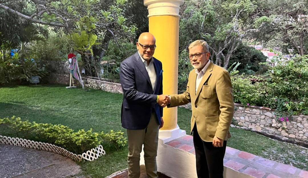 El jefe negociador del chavismo, Jorge Rodríguez (izq) y el jefe negociador de la oposición venezolana, Gerardo Blyde (Der).                   Foto: Twitter @jorgerpsuv