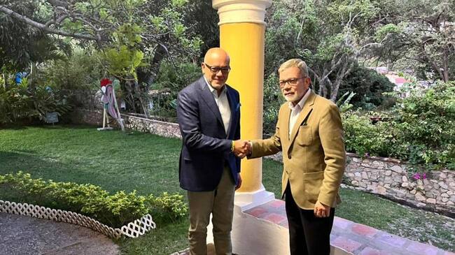 El jefe negociador del chavismo, Jorge Rodríguez (izq) y el jefe negociador de la oposición venezolana, Gerardo Blyde (Der). Foto: Twitter @jorgerpsuv