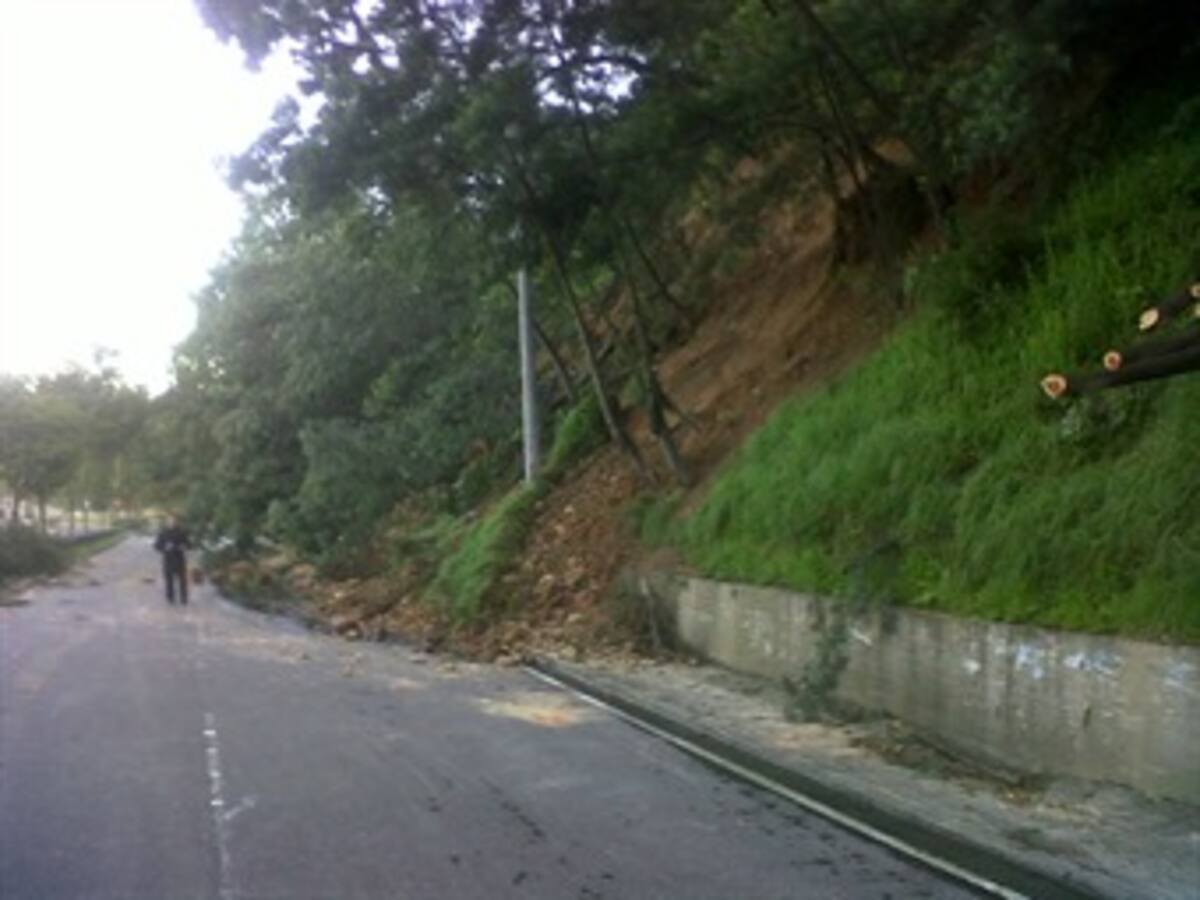 Deslizamiento de tierra tapona la Av. Circunvalar