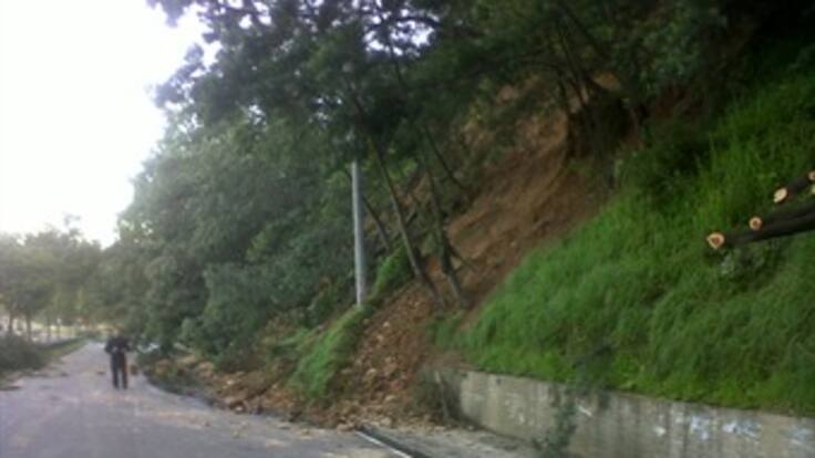 Deslizamiento de tierra tapona la Av. Circunvalar