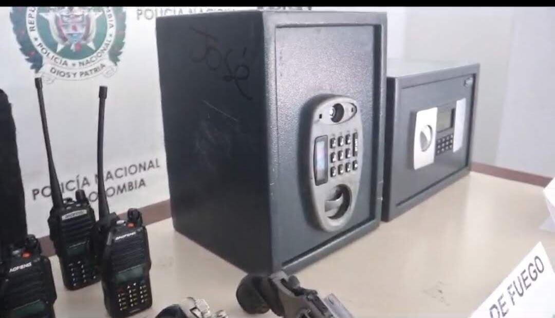 Los presuntos delincuentes, tenían en su poder cinco armas de fuego, radios de comunicación y un chaleco balístico.