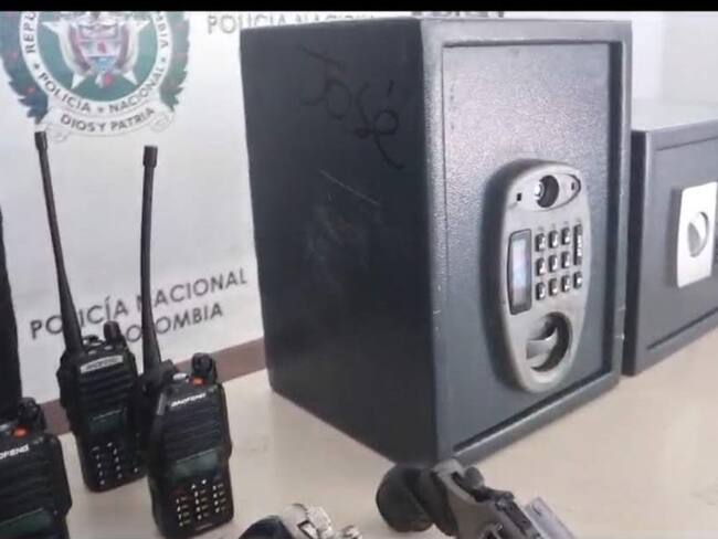 Los presuntos delincuentes, tenían en su poder cinco armas de fuego, radios de comunicación y un chaleco balístico.