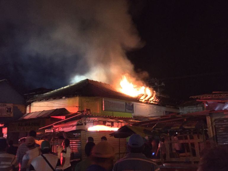 Las llamas consumen el techo del mercado de Sabanalarga