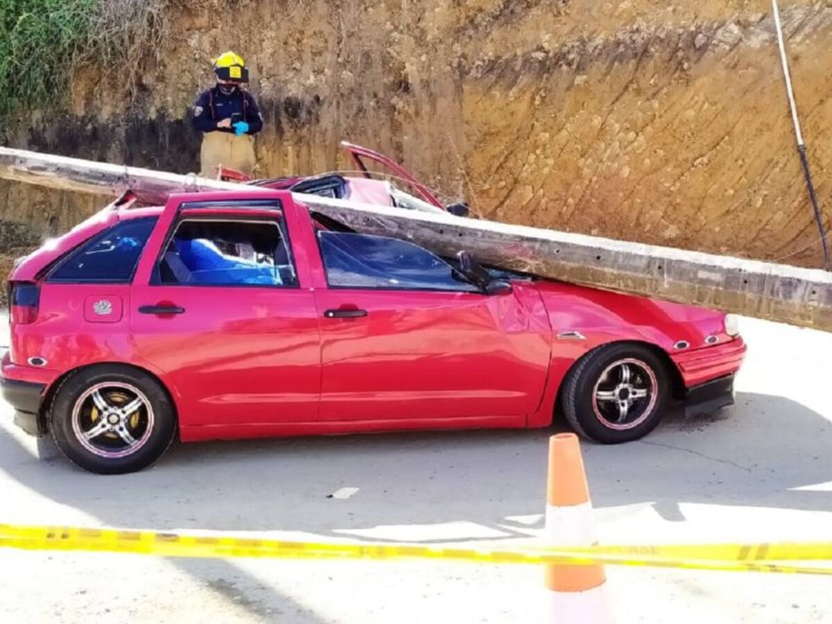 Un poste cayó encima de un carro y mató una persona y dejó heridas tres más