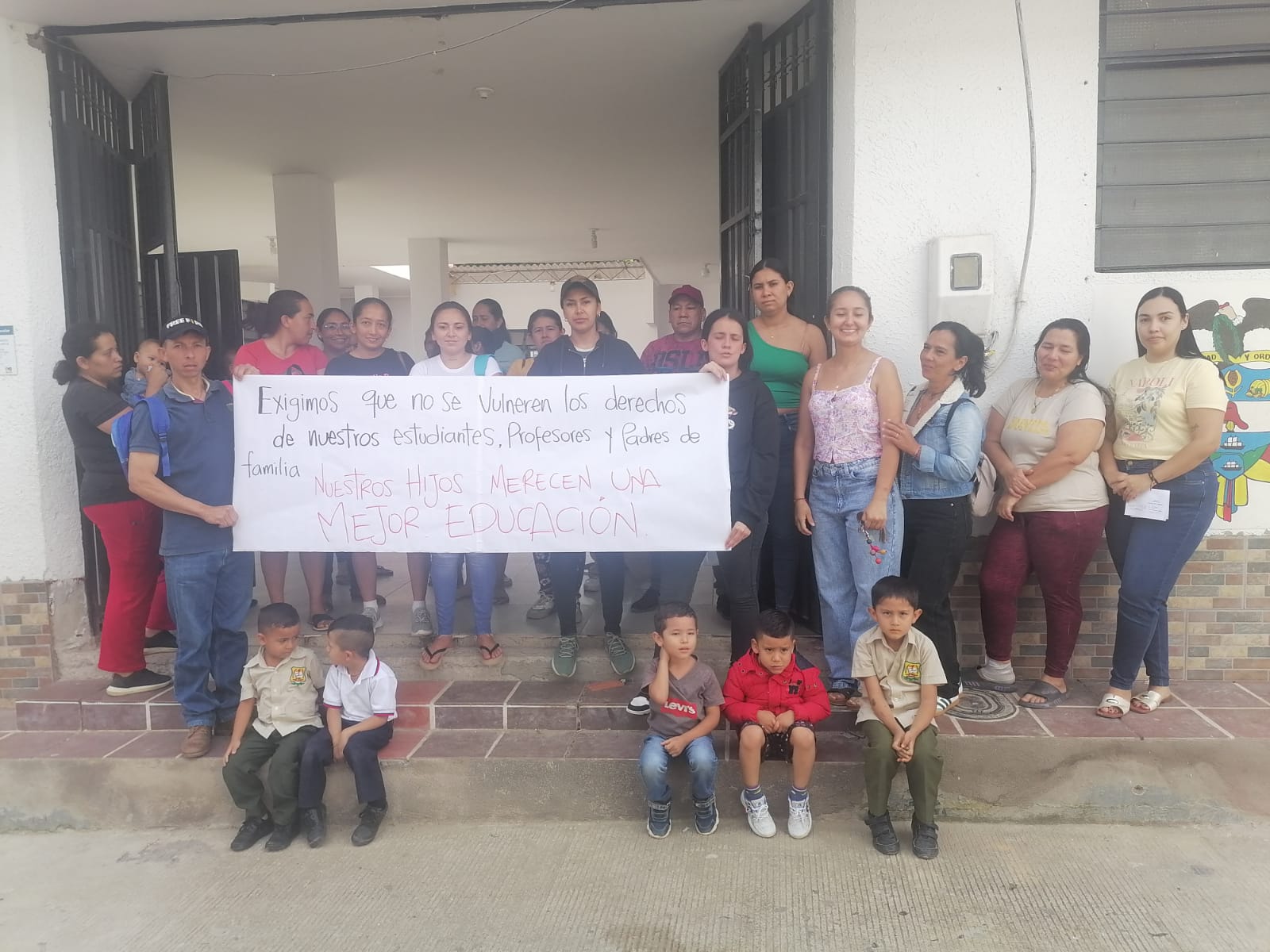 Protesta en Bucarasica por falta de docentes en institución educativa. / Foto: Cortesía.
