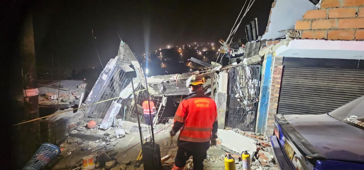 Colapso de un local y cinco viviendas por emergencias por las lluvias en Medellín. Foto: Alcaldía.