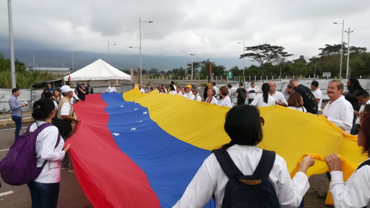 Más de 50 profesionales caminaron desde la frontera hasta el puente Tienditas para exigir garantías para sus pacientes.