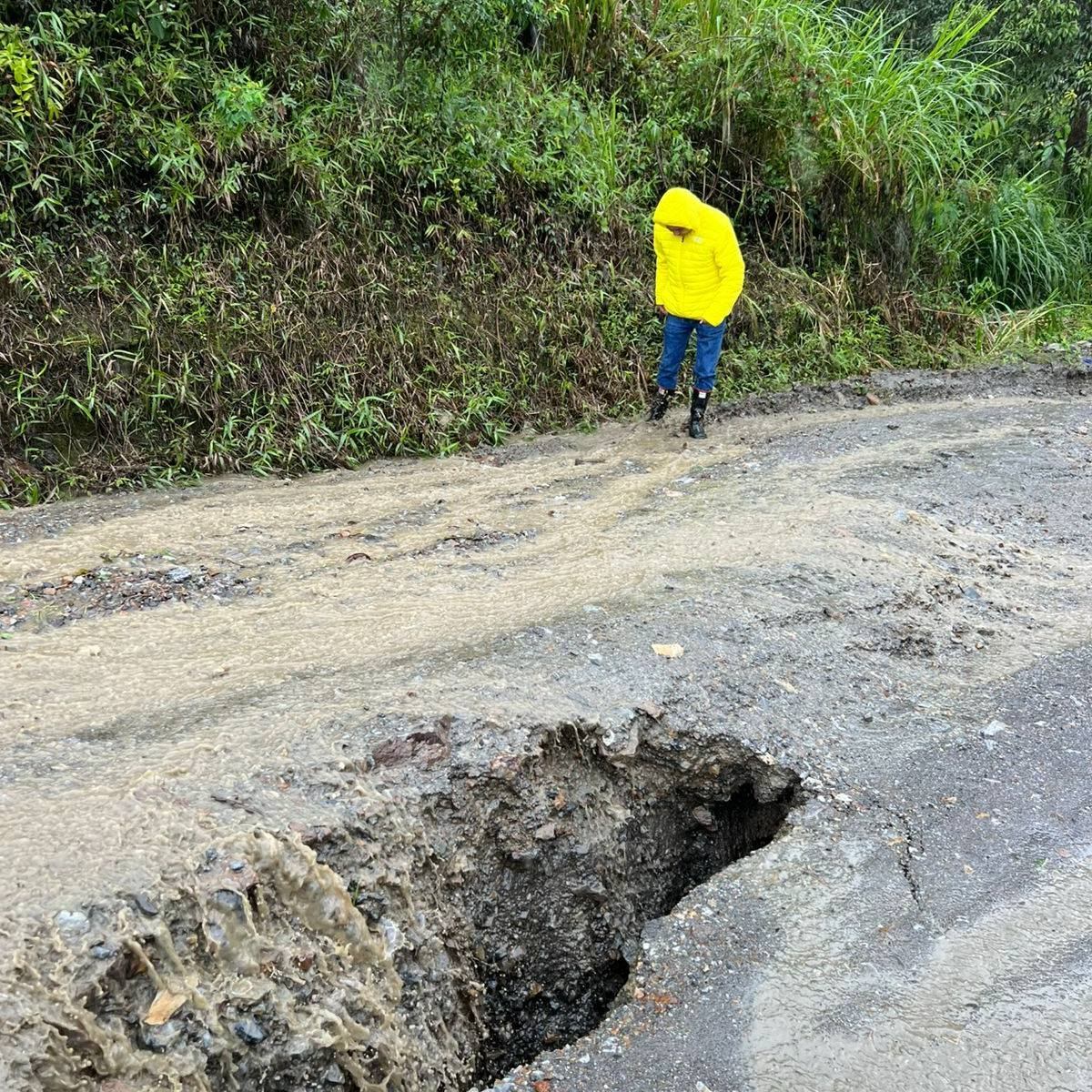 Así está un tramo de la vía Garagoa - Las Juntas tras el invierno que no ha parado desde hace 20 días / Foto: Suministrada.