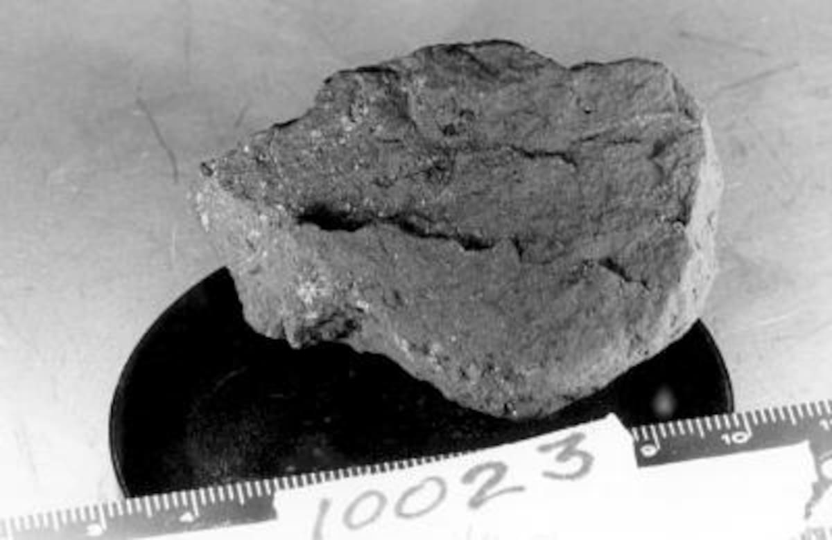 Neil y Buzz colocaron en la superficie lunar el primer retrorreflector láser de nuestro satélite. Gracias a este y otros aparatos similares instalados con posterioridad los científicos han podido calcular, entre otras cosas, que la distancia media entre el centro de la Tierra y el centro de la Luna es de 385.000 kilómetros, y que el satélite se aleja cada año de nosotros 3,8 centímetros.