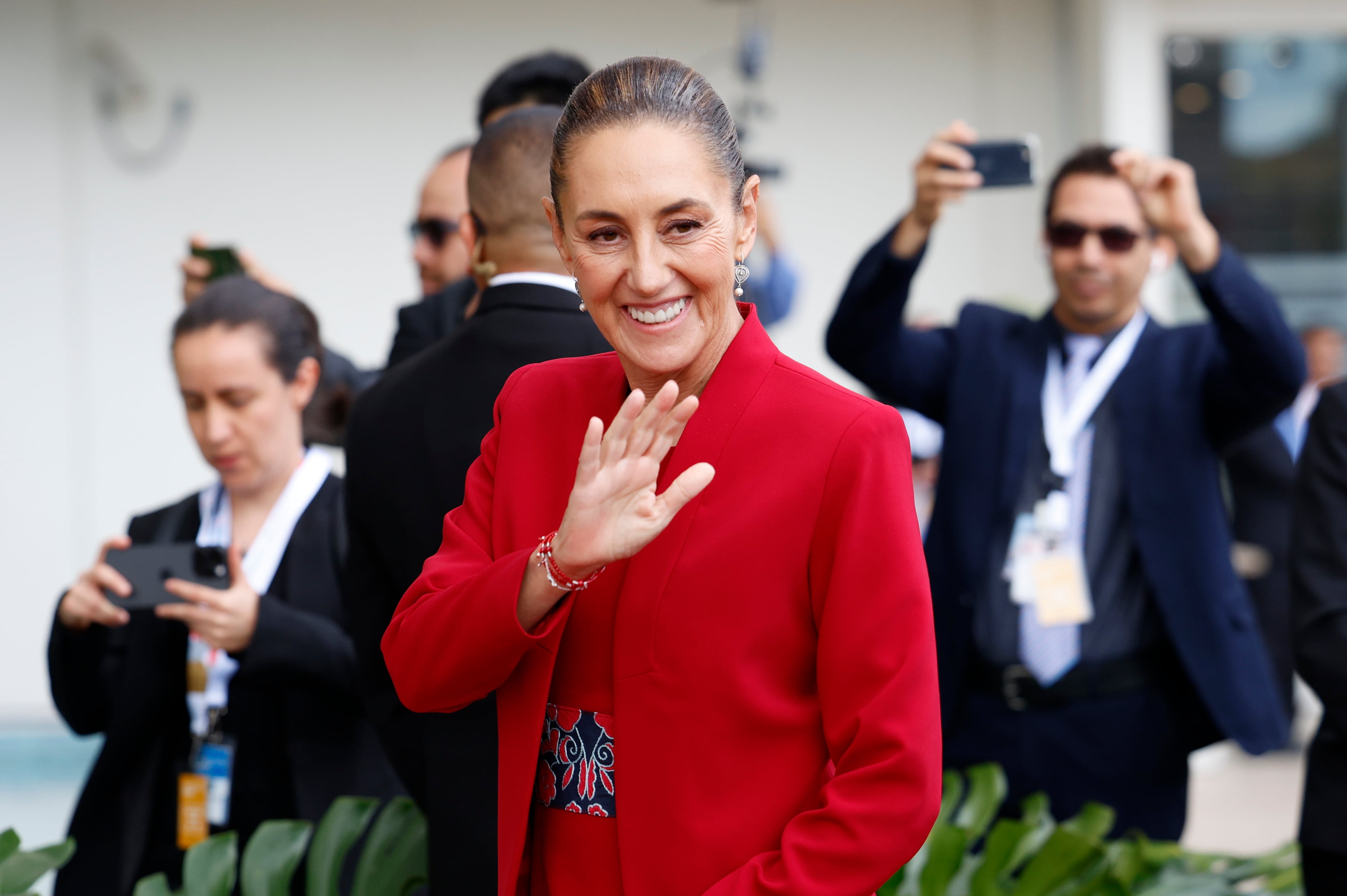 AME7359.TEGUCIGALPA (HONDURAS), 09/04/2025.- La presidenta de México Claudia Sheinbaum, saluda este miércoles a su llegada a la IX Cumbre de la Comunidad de Estados Latinoamericanos y Caribeños (Celac), en Tegucigalpa (Honduras). EFE/ Bienvenido Velasco