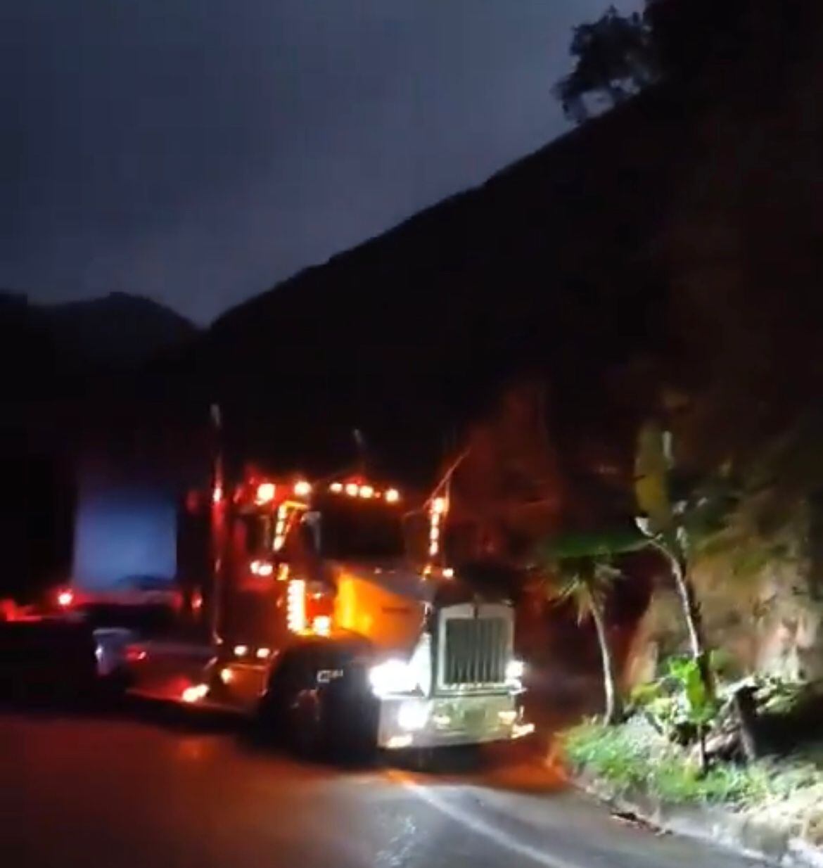 Continúa protesta de cebolleros. Foto: Cortesía.