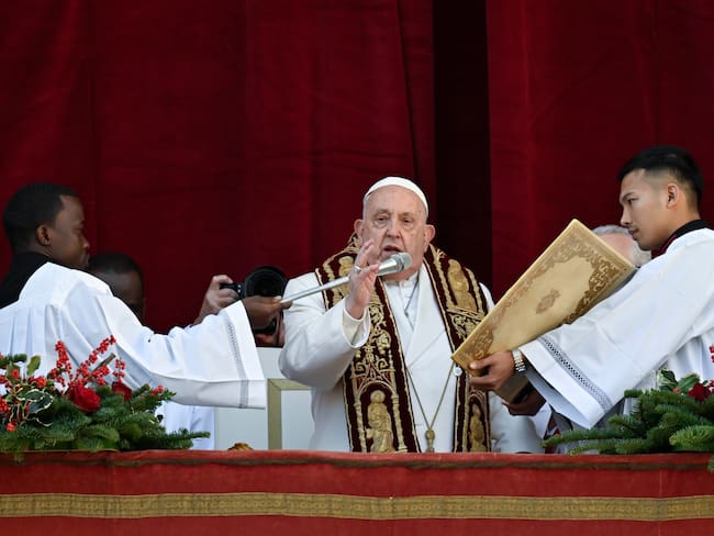 CIUDAD DEL VATICANO, 25/12/2024.- El papa Francisco pidió este miércoles en su mensaje de Navidad que callen las armas en Ucrania y se "tenga la audacia de abrir negociaciones para una paz justa" y que en Gaza "cese el fuego, que se liberen los rehenes y se ayude a la población extenuada por el hambre y la guerra". EFE/Dicasterio para la Comunicación del Vaticano/Francesco Sforza **SOLO USO EDITORIAL/SOLO DISPONIBLE PARA ILUSTRAR LA NOTICIA QUE ACOMPAÑA (CRÉDITO OBLIGATORIO)***