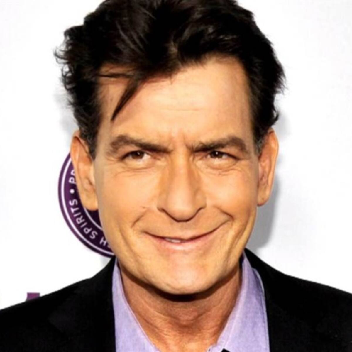 Charlie Sheen se lamenta públicamente por sus acciones