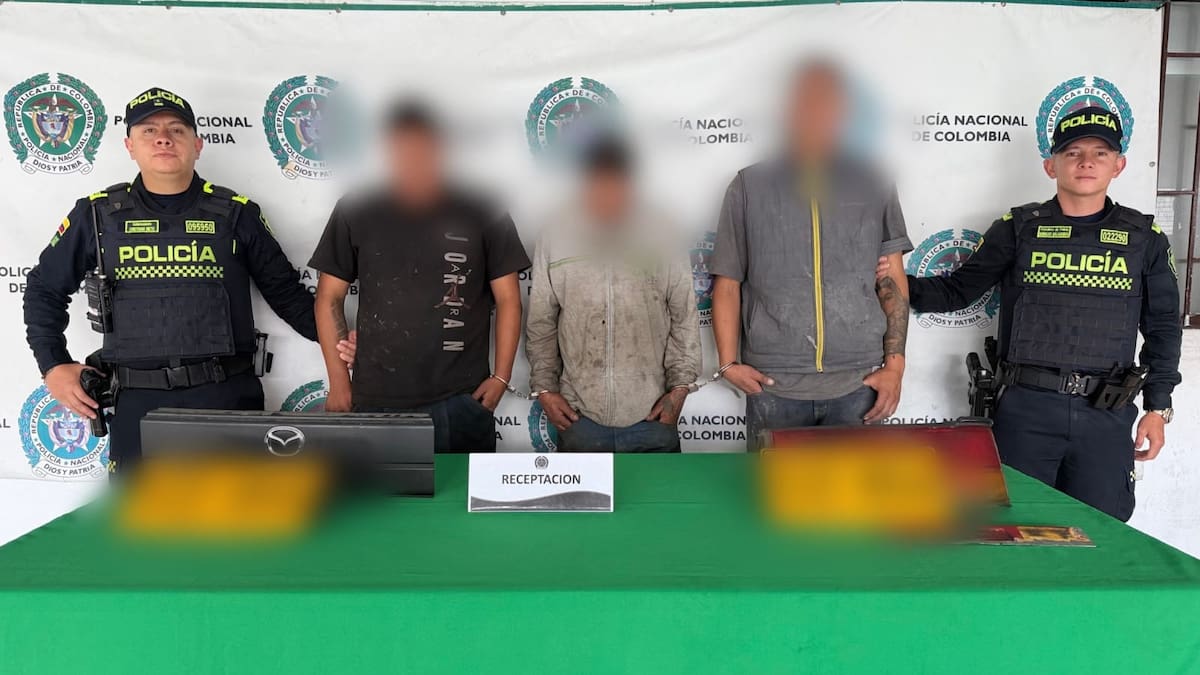 Sorprendieron a hombres cuando desguazaban un carro robado en un parqueadero de Barrios Unidos