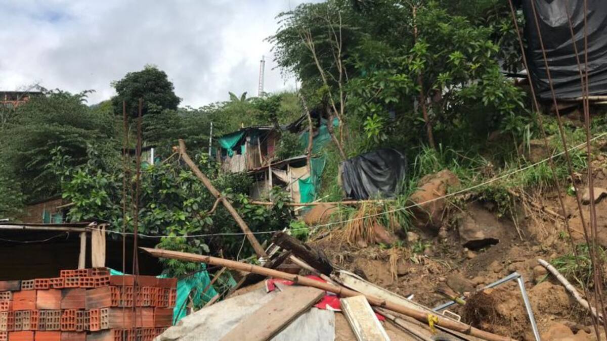 12 ranchos se deslizaron en asentamiento humano Río de Oro en Girón