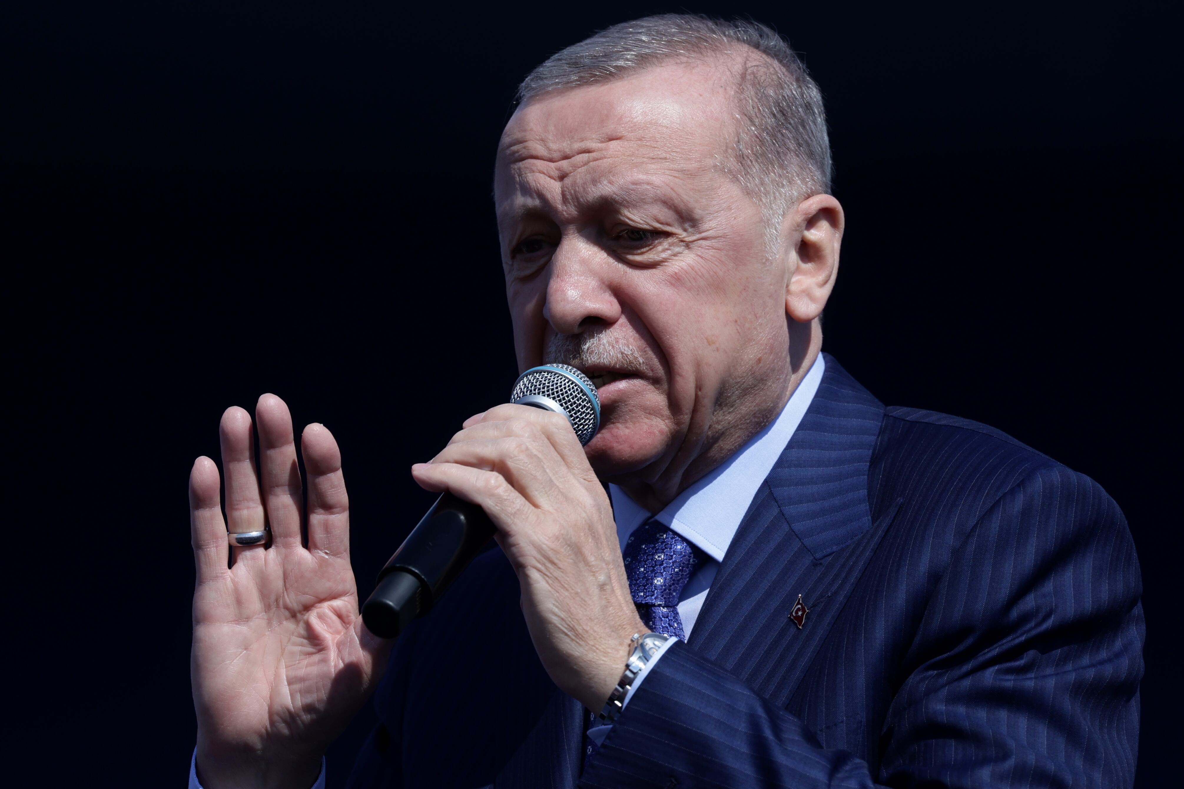 El presidente turco, Recep Tayyip Erdogan, durante un discurso en medio de la jornada de elecciones municipales.

(Foto:     EFE/EPA/ERDEM SAHIN)