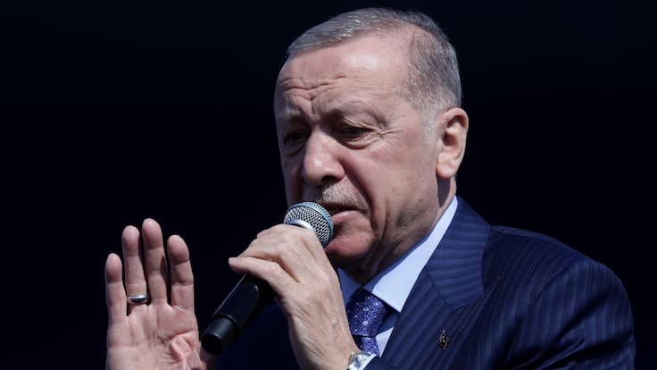 Istanbul (Turkey), 24/03/2024.- Turkish President Recep Tayyip Erdogan delivers a speech during the AK Party&#039;s election campaign rally in Istanbul, Turkey, 24 March 2024. The local elections in Turkey are scheduled for 31 March 2024. (Elecciones, Turquía, Estanbul) EFE/EPA/ERDEM SAHIN