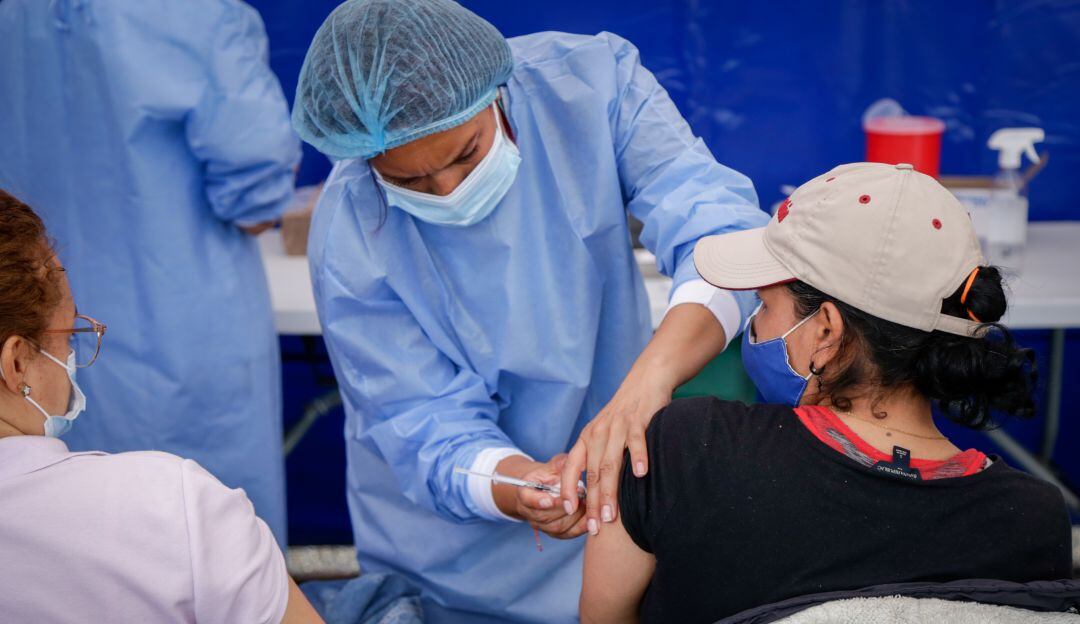 Autor de ley de vacunas pide priorizar tercera dosis para personal de salud