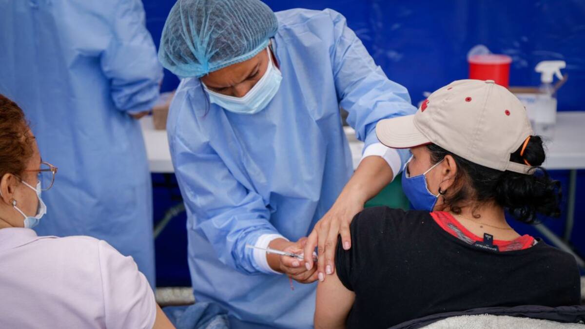 Autor de ley de vacunas pide priorizar tercera dosis para personal de salud