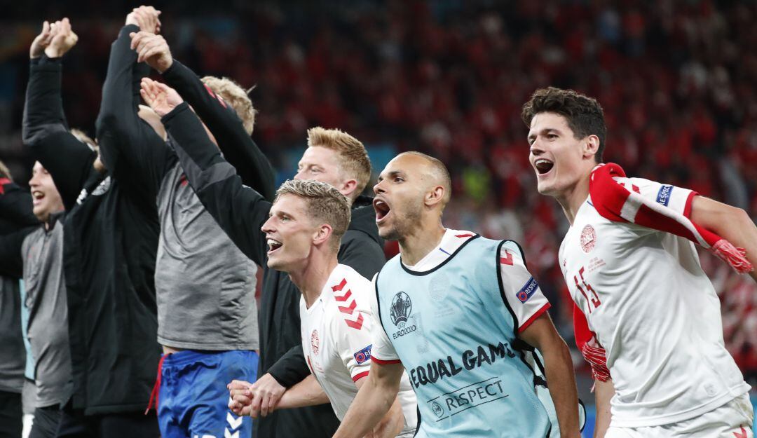 Los jugadores daneses festejan la agónica clasificación a octavos de final.