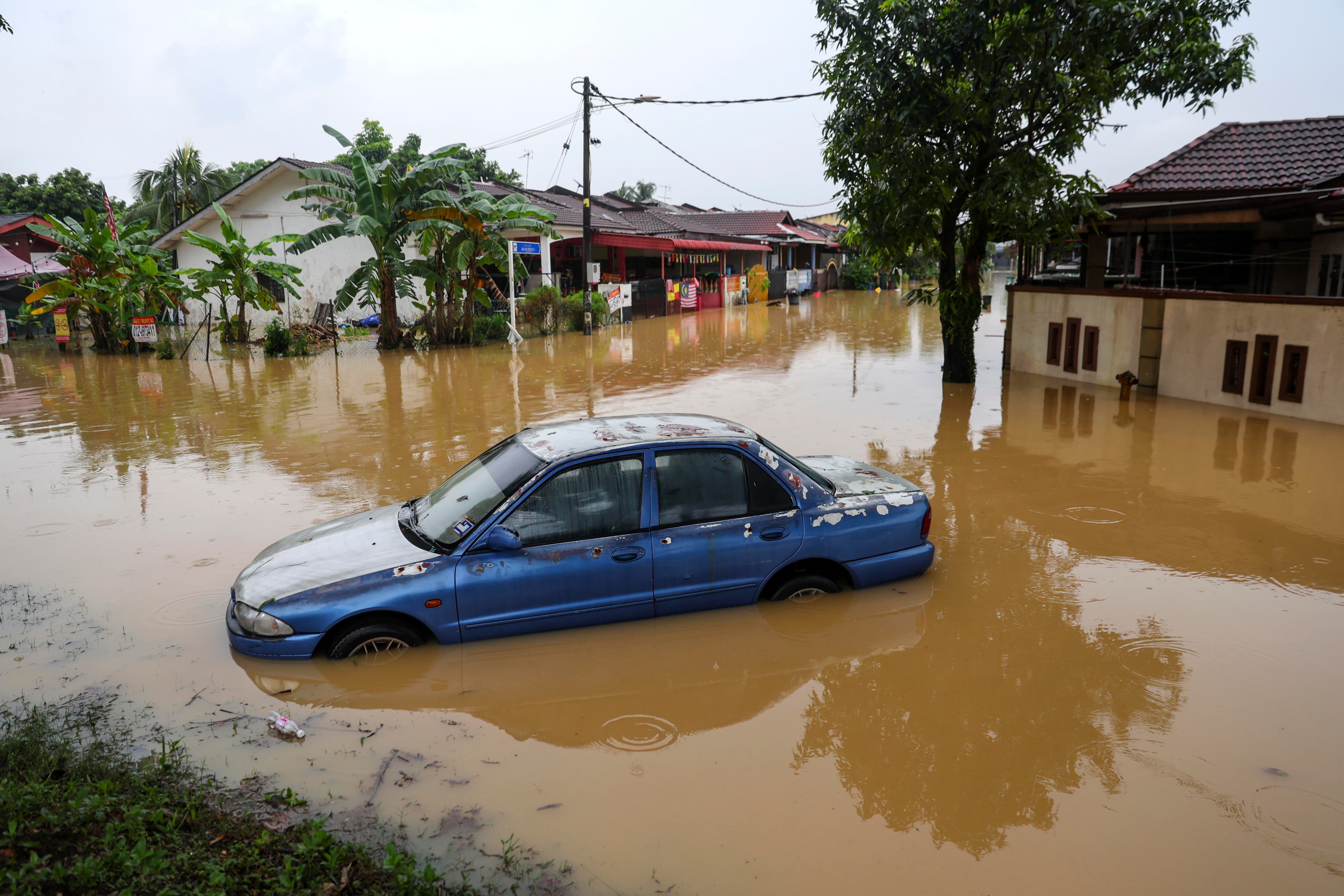 Klang (Malaysia), 29/11/2024.- A stranded car in a flooded area in Klang, state of Selangor, Malaysia, 29 November 2024. According to the National Disaster Control Center (NDCC) report of the National Disaster Management Agency (NADMA), over 84,500 people have been displaced due to the floods nationwide, while four deaths have been recorded across the states of Kelantan, Terengganu and Sarawak. (Inundaciones, Malasia) EFE/EPA/FAZRY ISMAIL