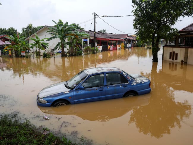 Klang (Malaysia), 29/11/2024.- A stranded car in a flooded area in Klang, state of Selangor, Malaysia, 29 November 2024. According to the National Disaster Control Center (NDCC) report of the National Disaster Management Agency (NADMA), over 84,500 people have been displaced due to the floods nationwide, while four deaths have been recorded across the states of Kelantan, Terengganu and Sarawak. (Inundaciones, Malasia) EFE/EPA/FAZRY ISMAIL